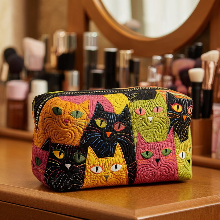 Gesteppte Kosmetiktasche mit Katze im Garten