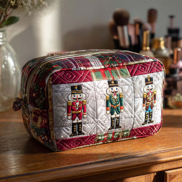 Gesteppte Kosmetiktasche mit fröhlichem Nussknacker