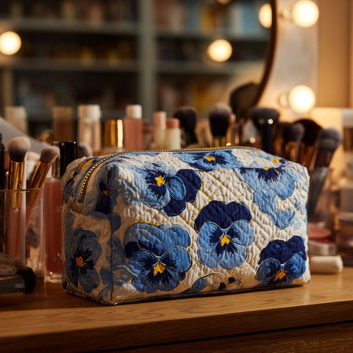 Gesteppte Kosmetiktasche mit Stiefmütterchen