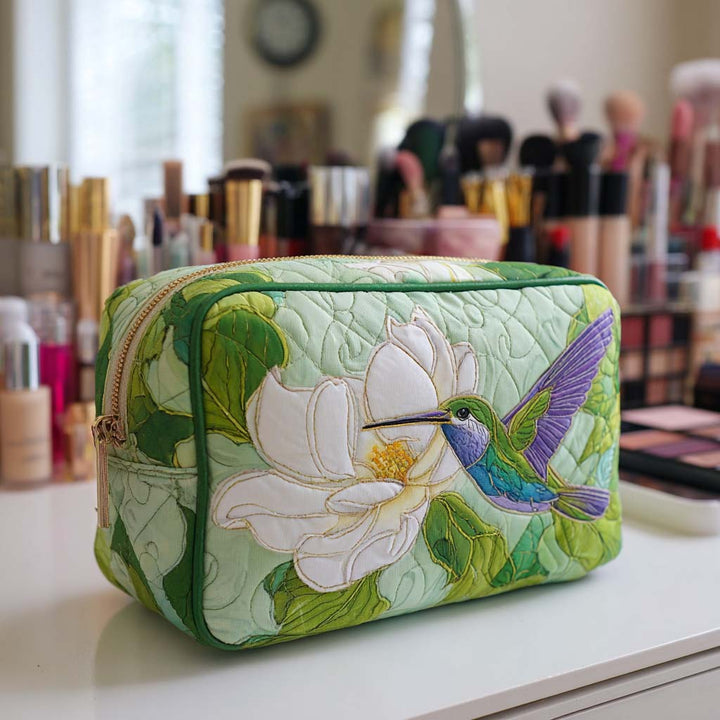 Gesteppte Kosmetiktasche mit zarten Blütenblättern