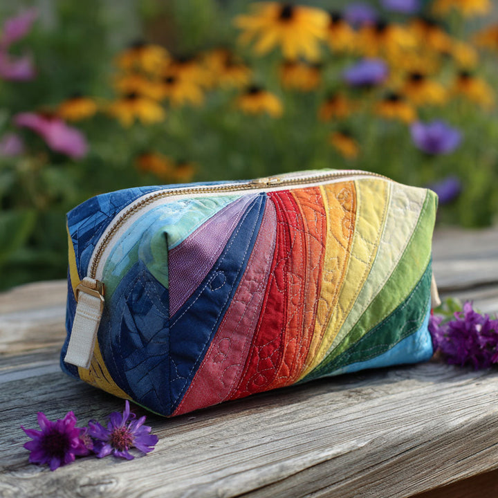 Gesteppte Kosmetiktasche mit fließendem Regenbogen